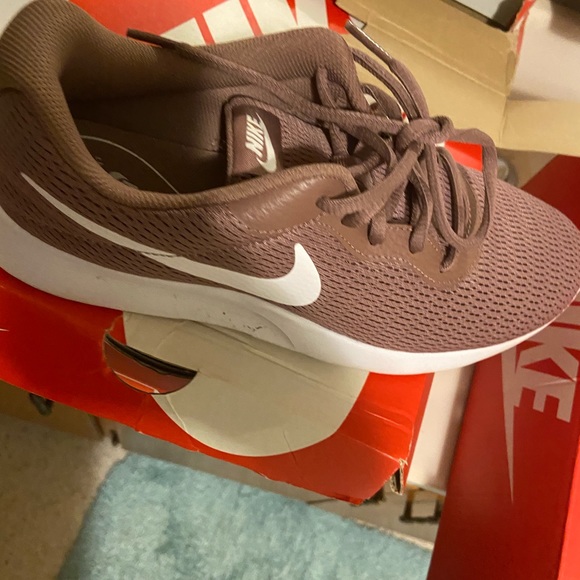 Nike shoes - Picture 2 of 4